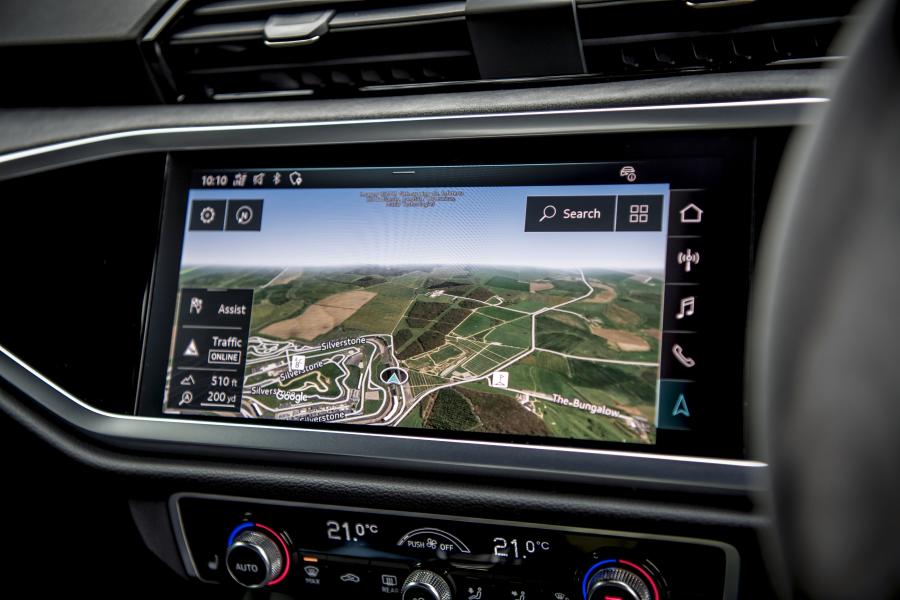 Детали интерьера Audi RS Q3 2019 года  (UK) (фото 62 из 63)